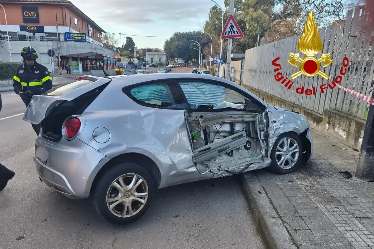 Incidente in via Gramsci, auto contro piloni pubblicitari a Sassari: un ferito