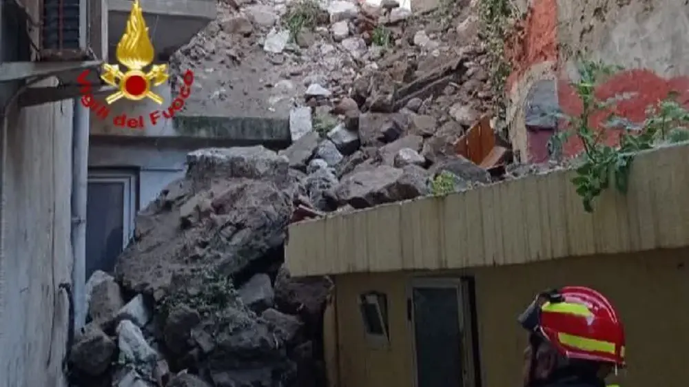 Crollo al vecchio seminario di Bosa, case evacuate