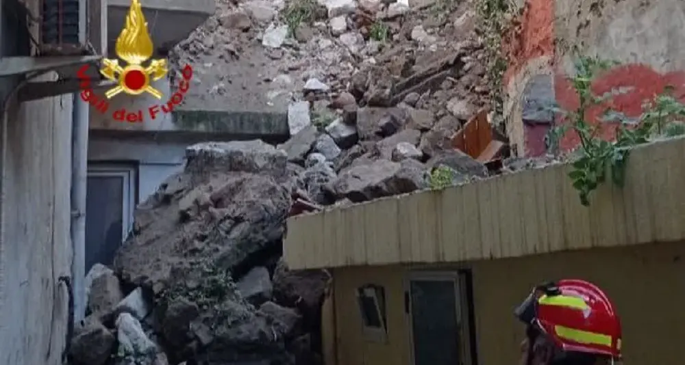 Crollo al vecchio seminario di Bosa, case evacuate