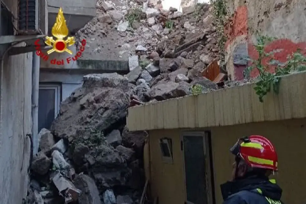 Crollo al vecchio seminario di Bosa, case evacuate