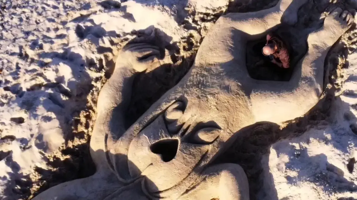 L'arte di Nicola Urru commemora il piccolo Domenico: una scultura sulla spiaggia di Platamona