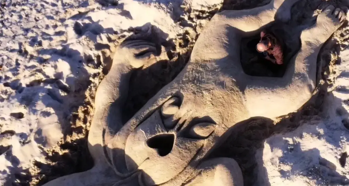 L'arte di Nicola Urru commemora il piccolo Domenico: una scultura sulla spiaggia di Platamona