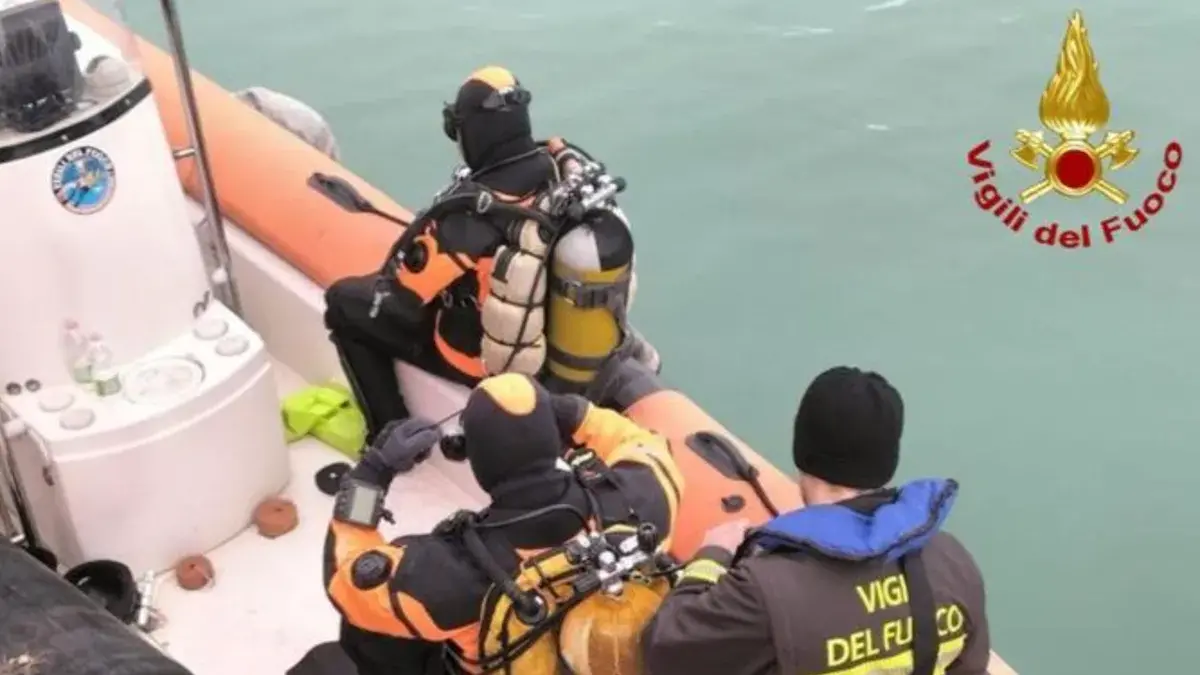 Prende a pugni la madre poi si getta in mare: 20enne trovato morto nel Maceratese