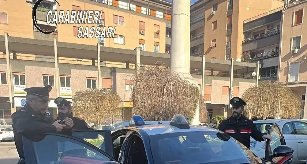 Furto e aggressione ai dipendenti in un negozio a Sassari: un arresto