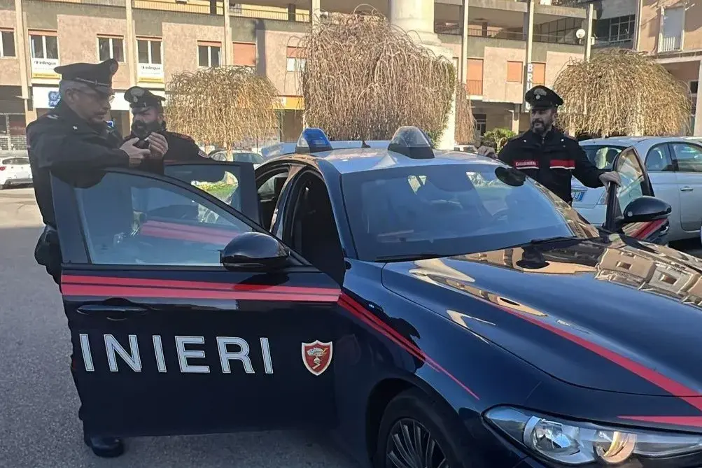Furto e aggressione ai dipendenti in un negozio a Sassari: un arresto