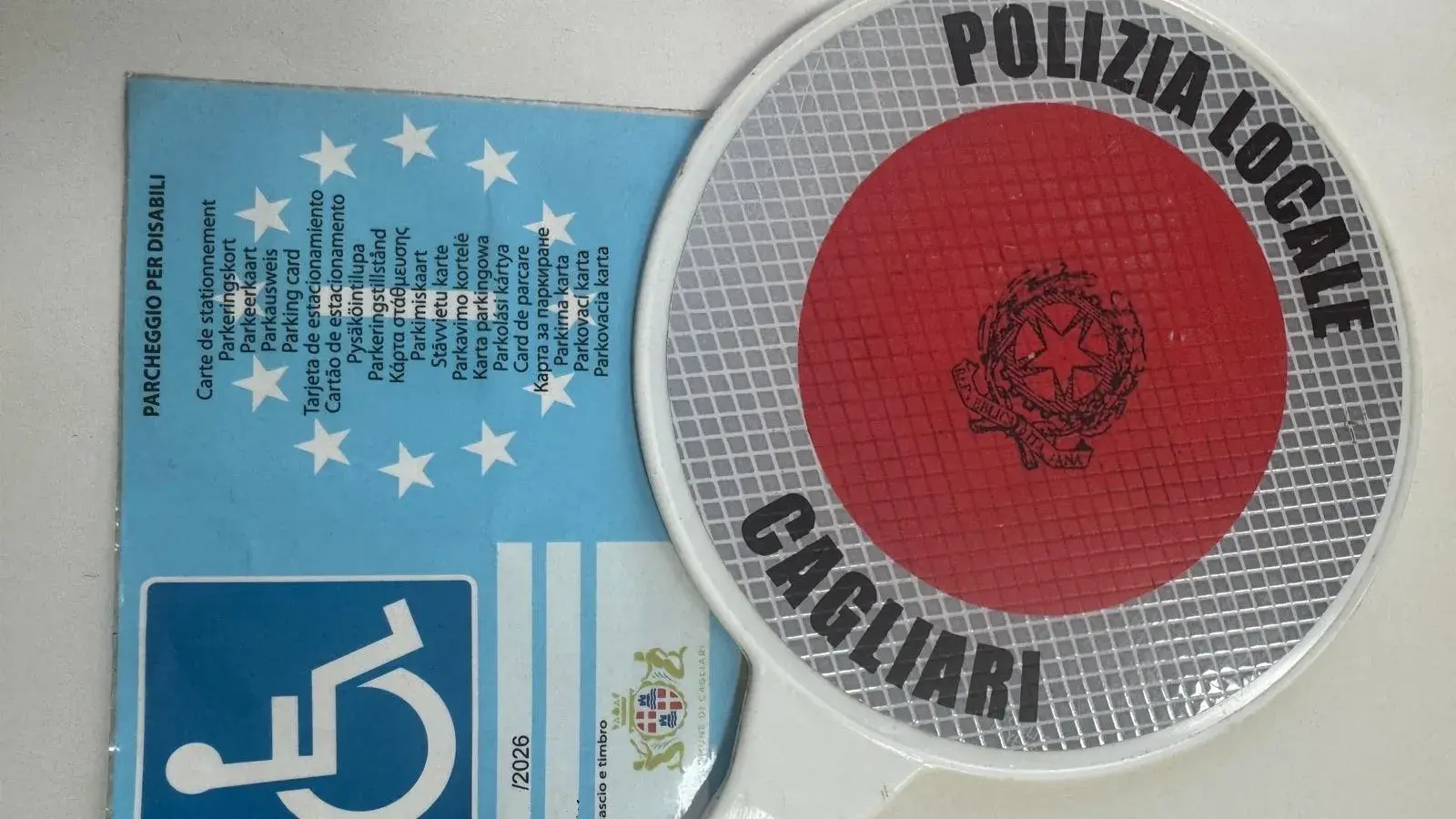 Denuncia il pass disabili come smarrito, ma continua a usarlo: scoperto e denunciato a Cagliari