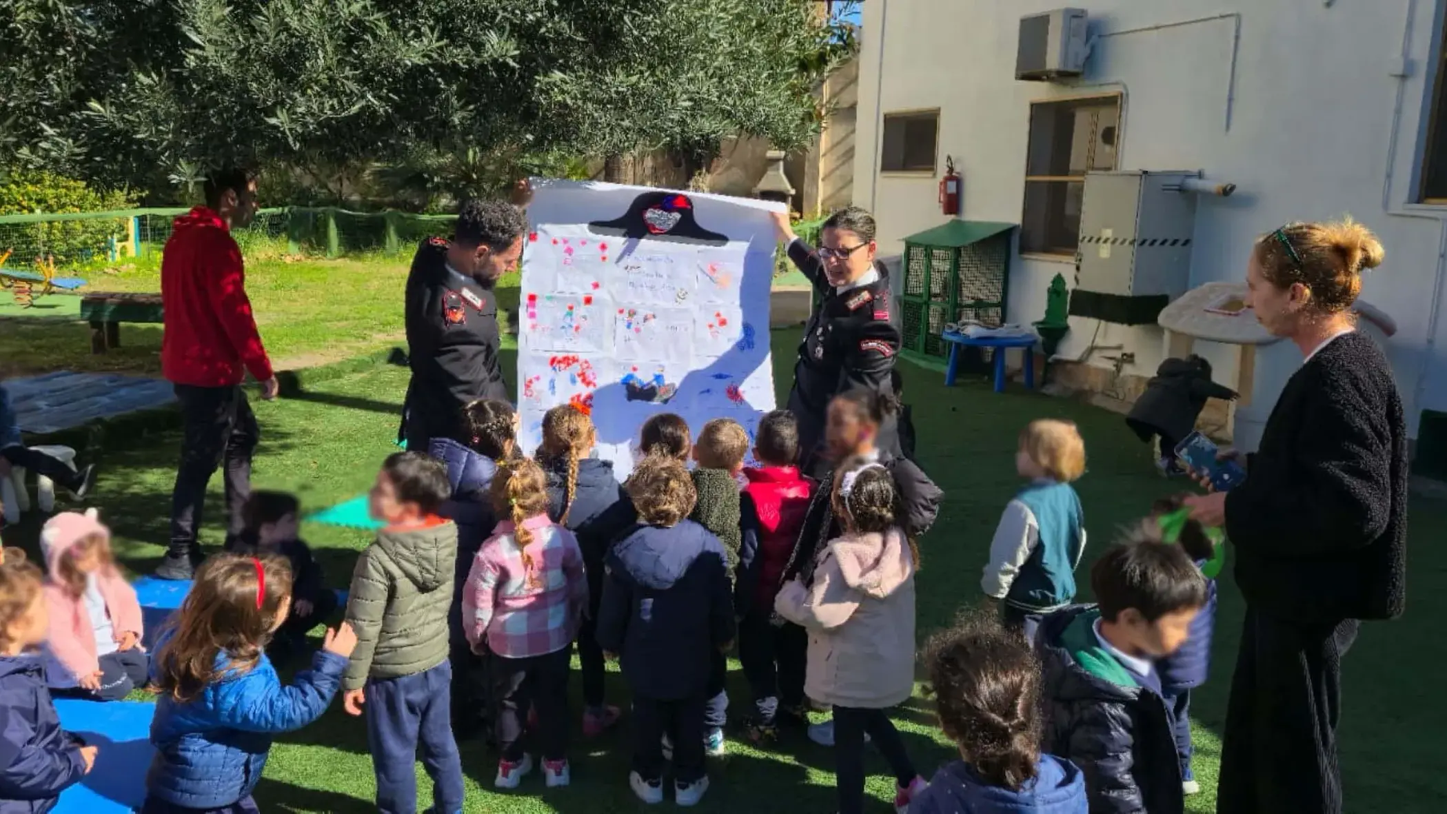Carabinieri in visita alla scuola dell'infanzia di Cagliari: un giorno da \"supereroi\"