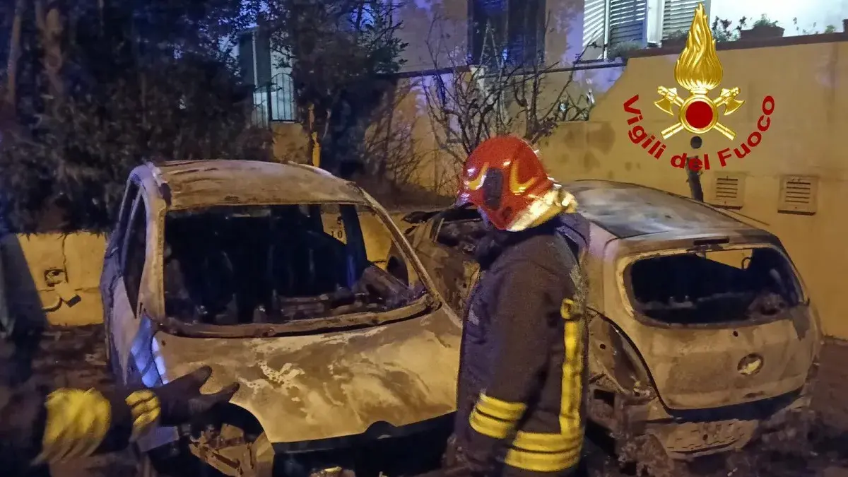 Incendio nella notte a La Maddalena, due auto in fiamme