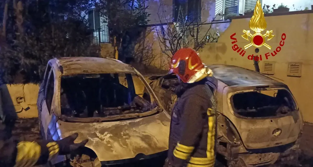 Incendio nella notte a La Maddalena, due auto in fiamme