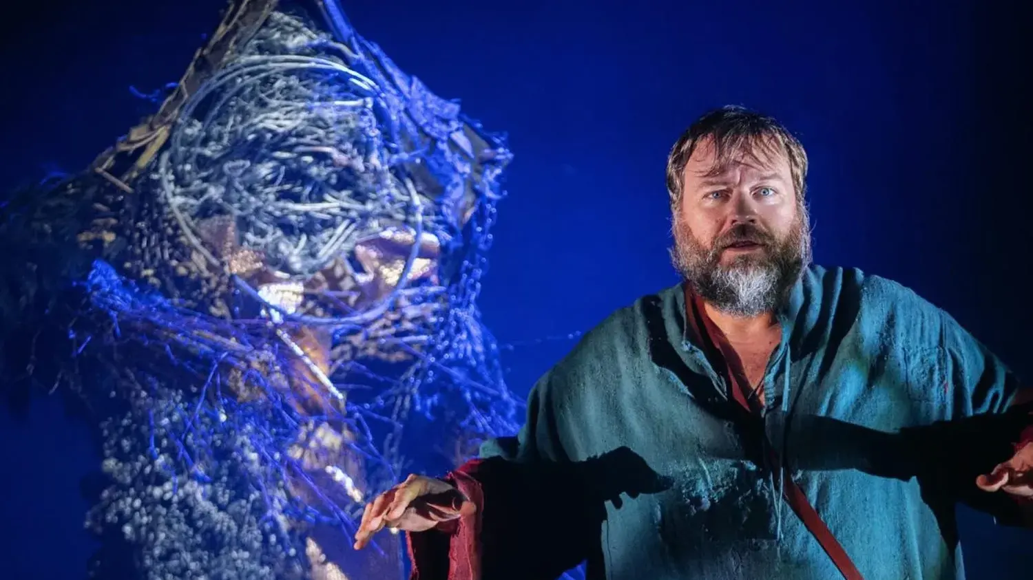 Stefano Fresi e il suo \"Dioggene\" in Sardegna: viaggio tra le macerie della storia e lo splendore del cosmo