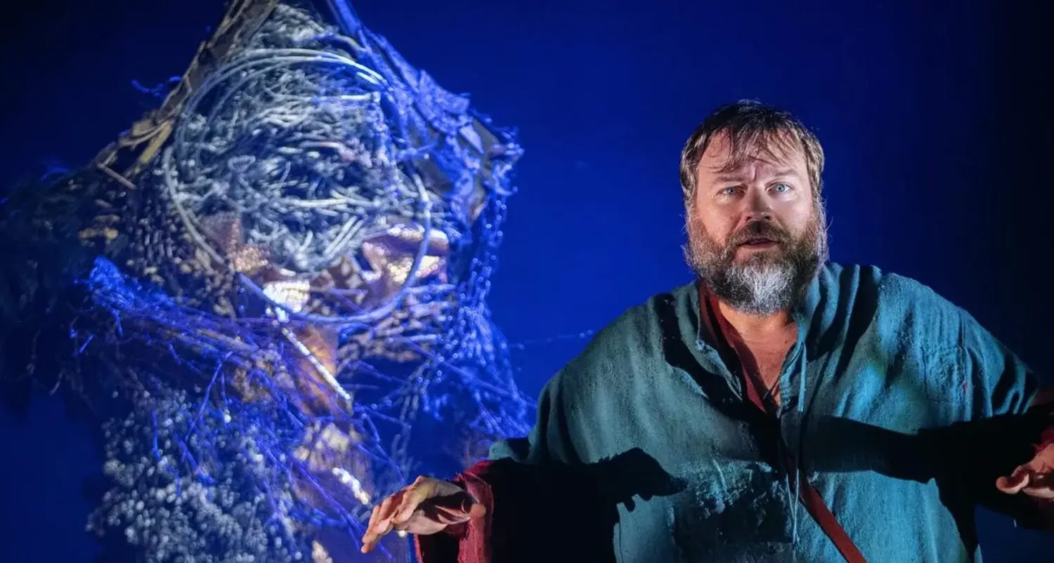 Stefano Fresi e il suo \"Dioggene\" in Sardegna: viaggio tra le macerie della storia e lo splendore del cosmo