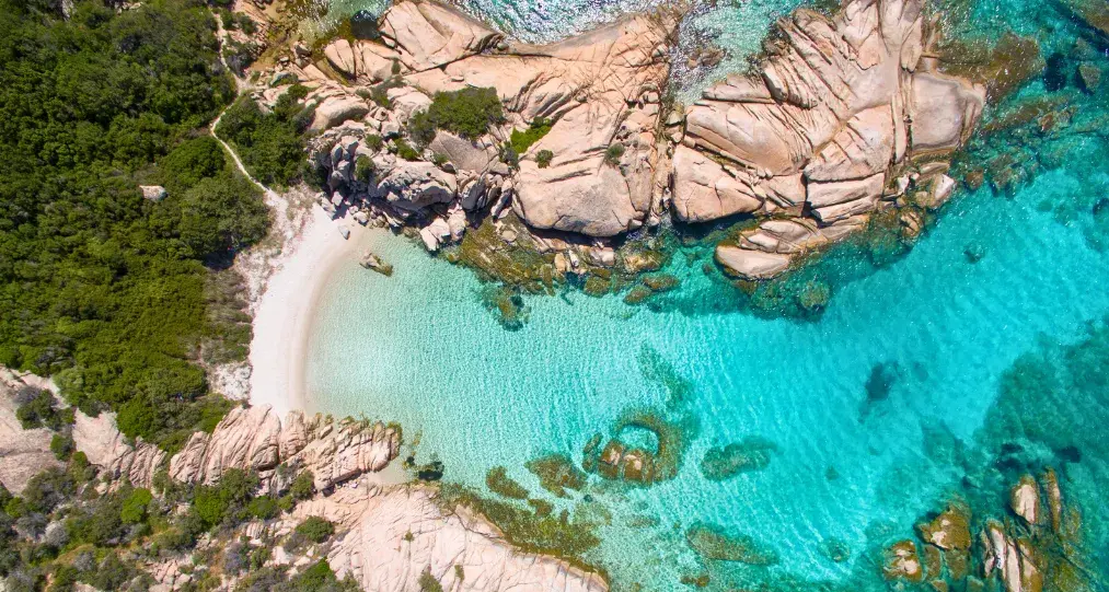 La Sardegna vola verso un 2026 da record: tra nuovi voli e la “corsa” all’Early Booking