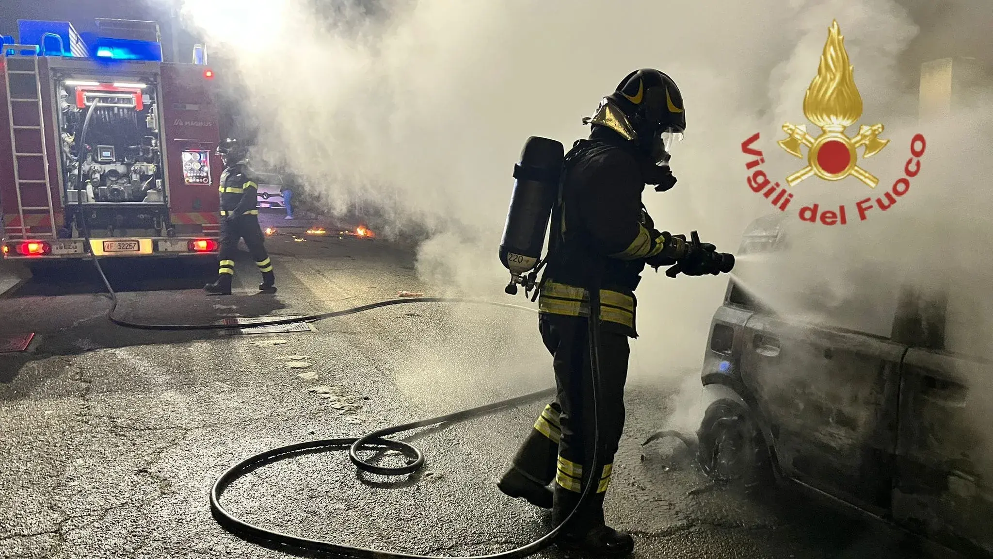Incendio a Pirri nella notte: auto in fiamme in via Orifiamma