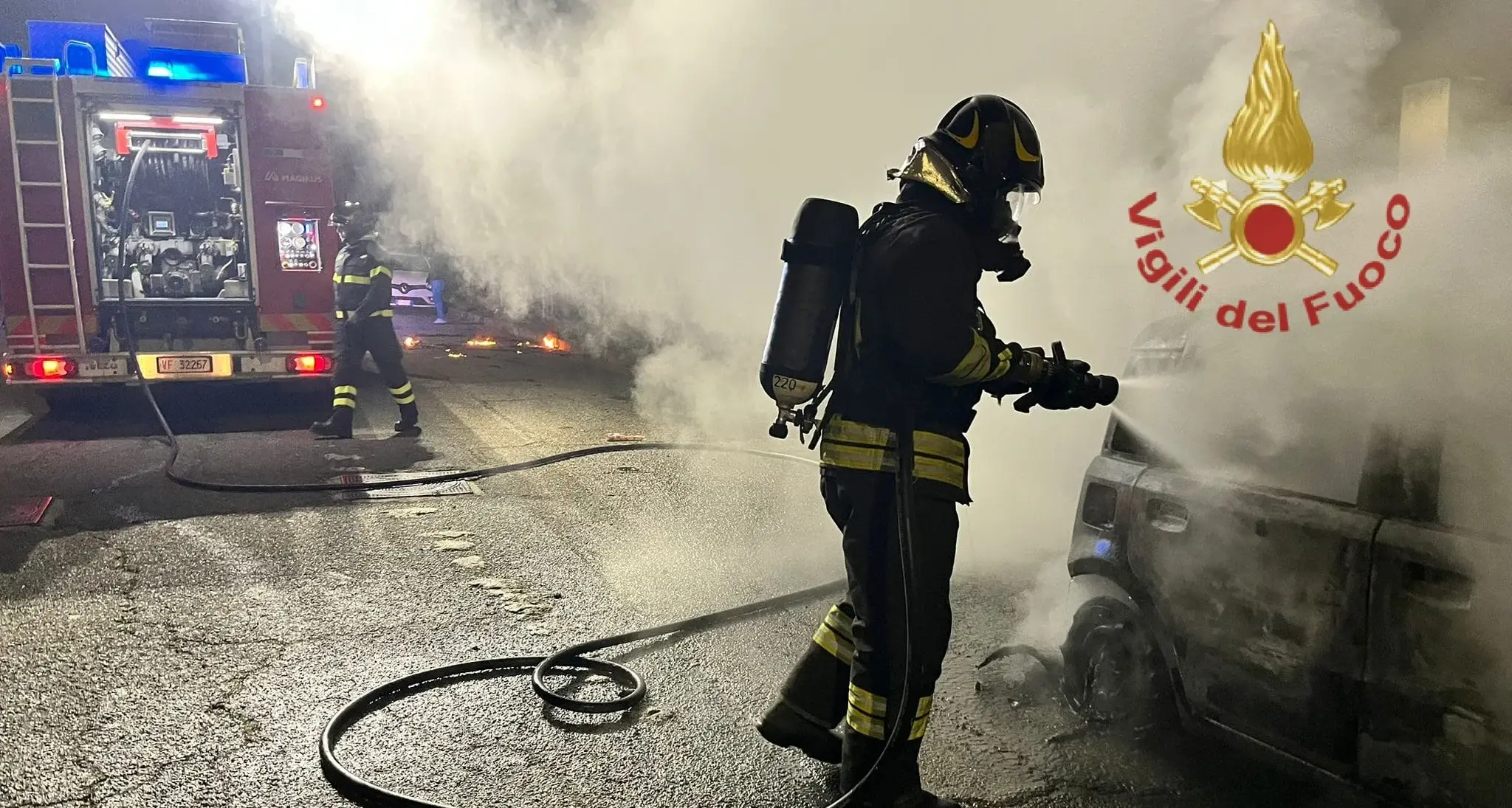Incendio a Pirri nella notte: auto in fiamme in via Orifiamma