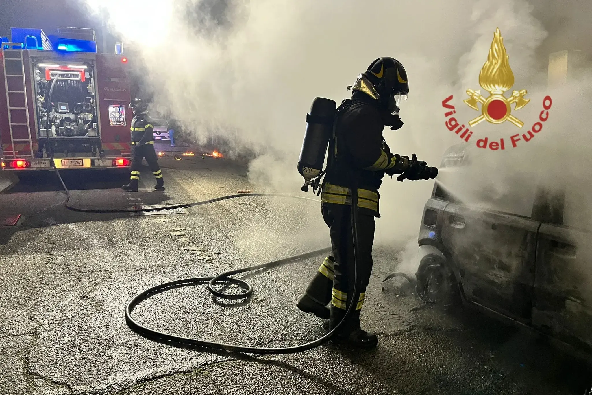 Incendio a Pirri nella notte: auto in fiamme in via Orifiamma