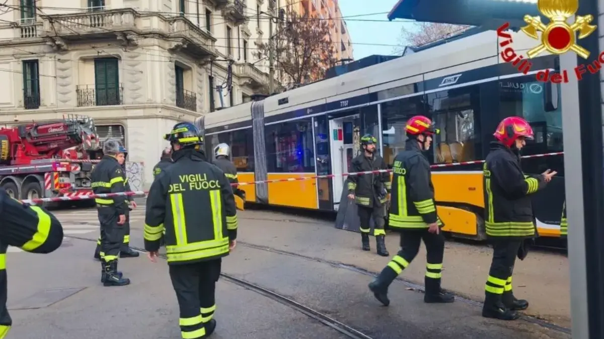 Paura a Milano: deraglia il tram e si schianta contro un palazzo, persone incastrate sotto