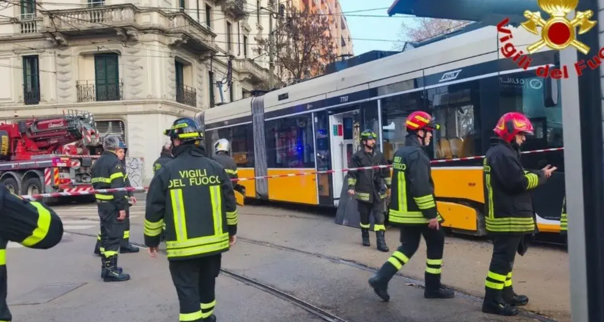 Paura a Milano: deraglia il tram e si schianta contro un palazzo, persone incastrate sotto