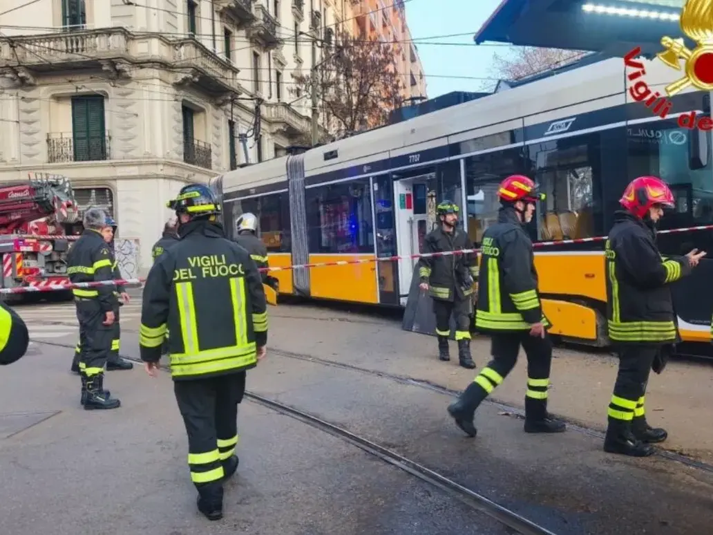 Paura a Milano: deraglia il tram e si schianta contro un palazzo, persone incastrate sotto