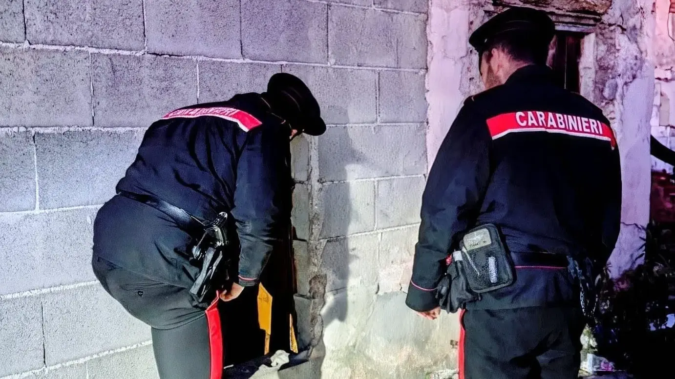 Spaccio di cocaina a Pula, 32enne arrestato: nascondeva la droga in una casa abbandonata