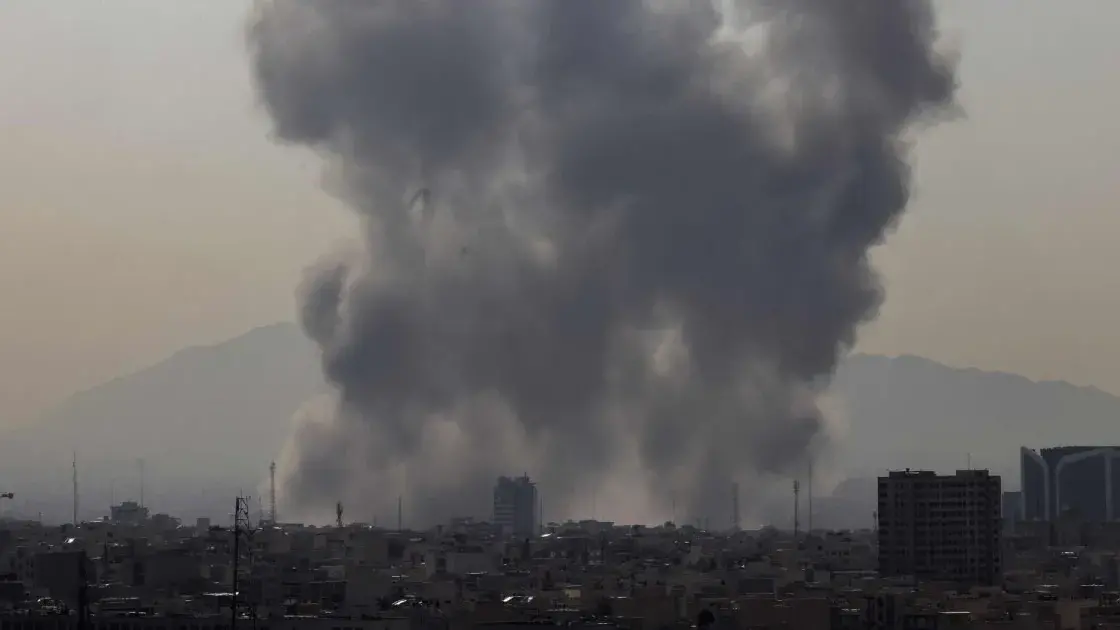 Iran sotto attacco, giallo su Khamenei. Dubai tra esplosione e voli sospesi