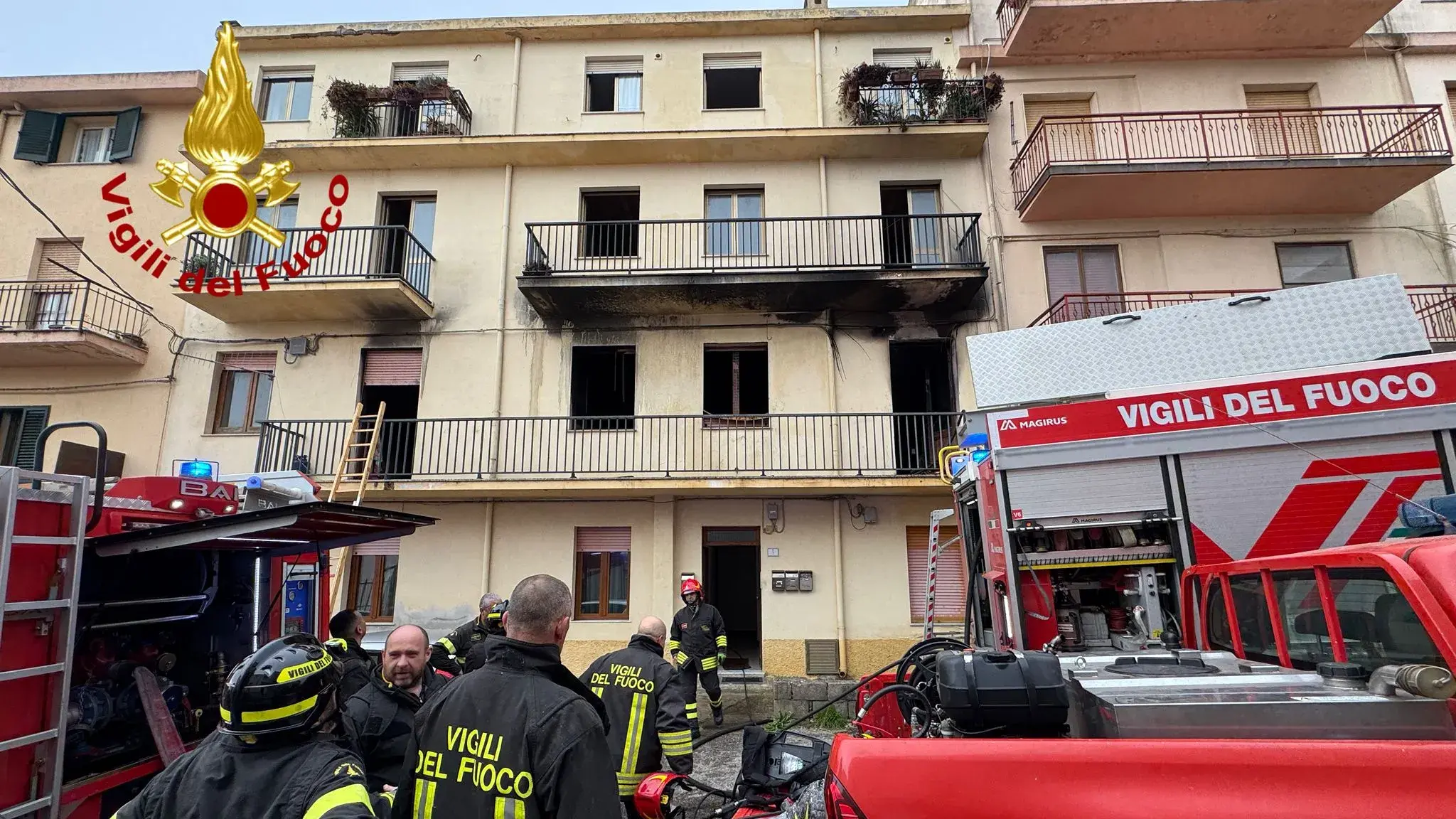 Paura a Nuoro: incendio devasta un appartamento, evacuate famiglie e uomo in ospedale
