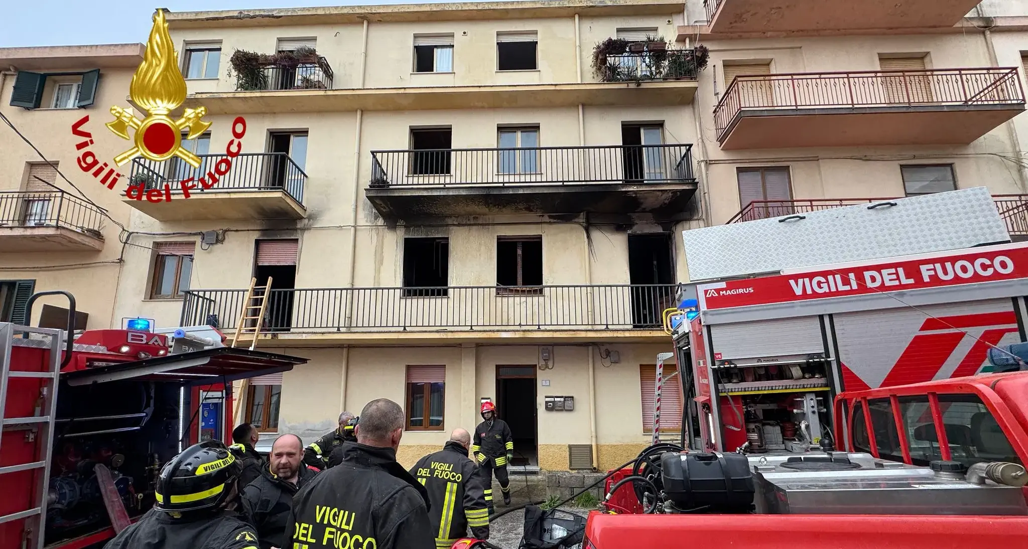 Paura a Nuoro: incendio devasta un appartamento, evacuate famiglie e uomo in ospedale