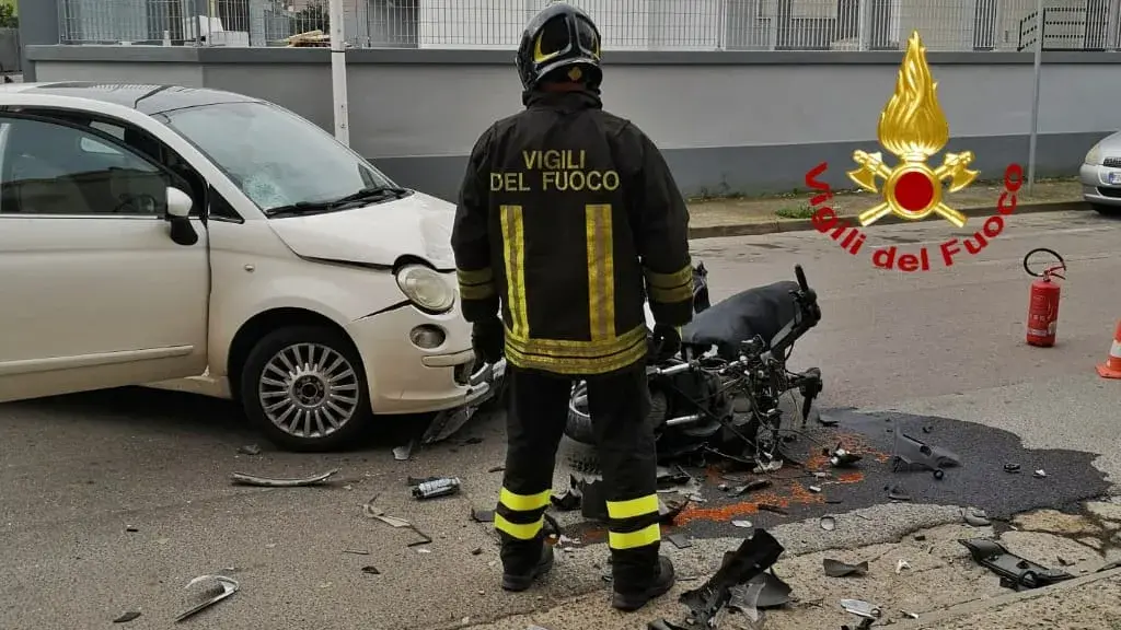Incidente ad Assemini: auto e scooter coinvolti, ferito il conducente del mezzo a due ruote