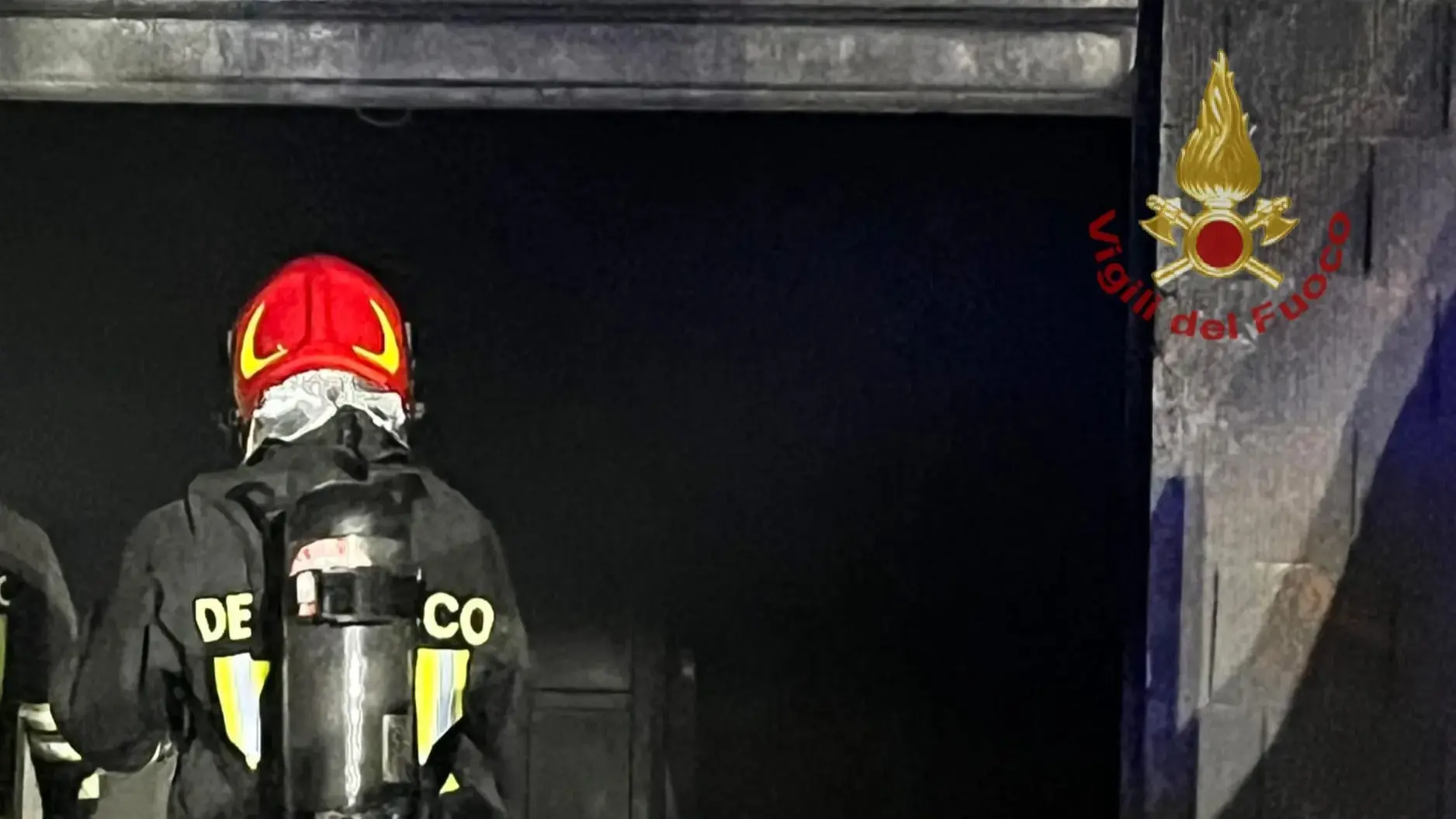 Incendio a Guspini: garage in fiamme, danni a veicoli e attrezzature