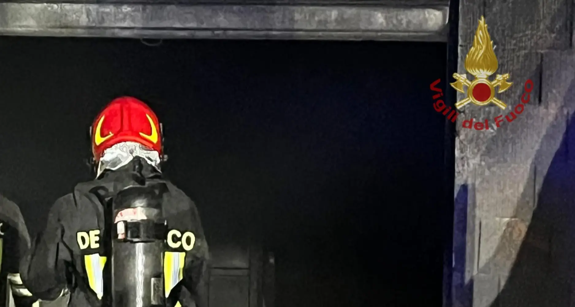 Incendio a Guspini: garage in fiamme, danni a veicoli e attrezzature