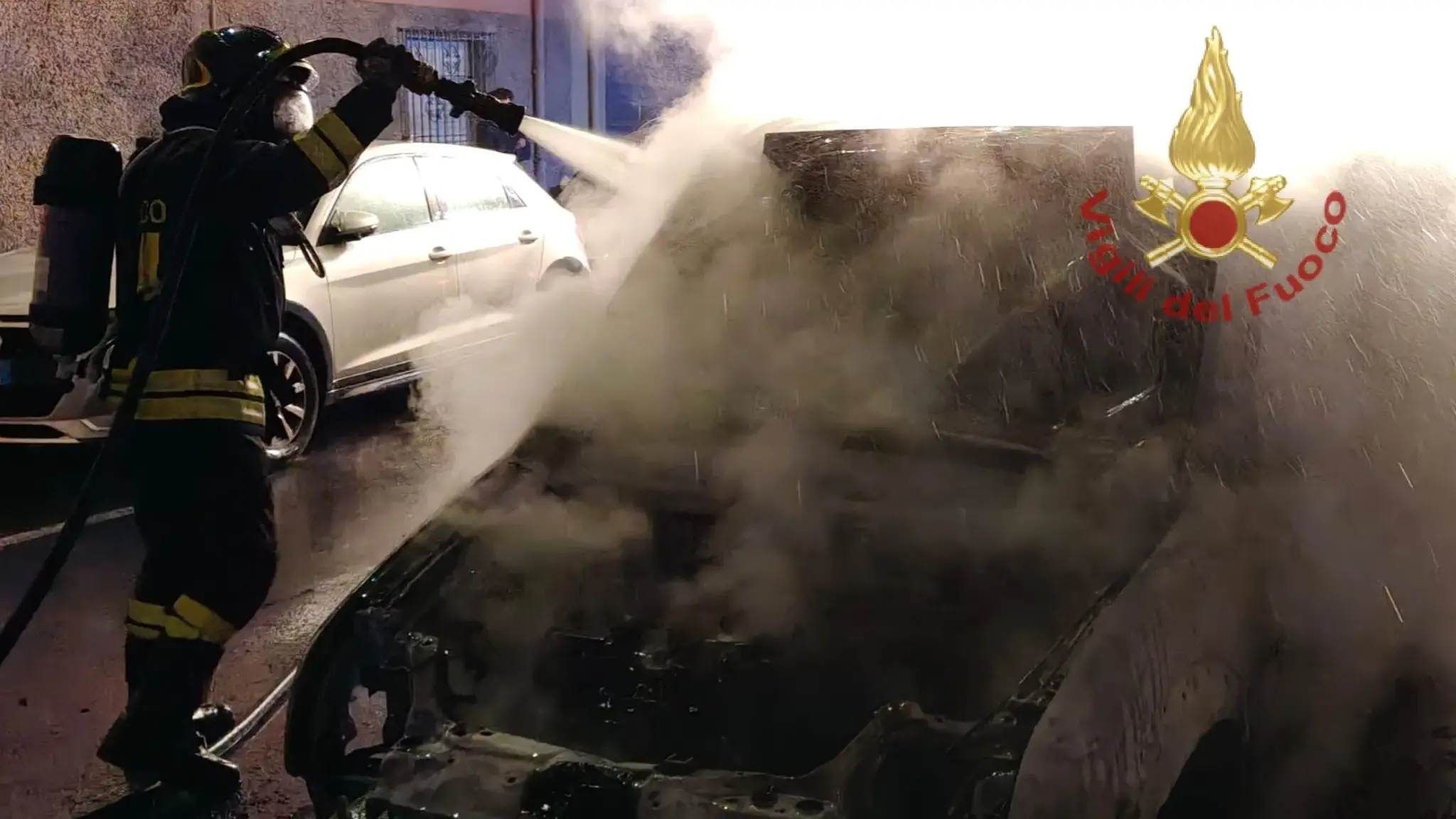 Tre incendi notturni a Cagliari: tre veicoli e una palazzina danneggiati