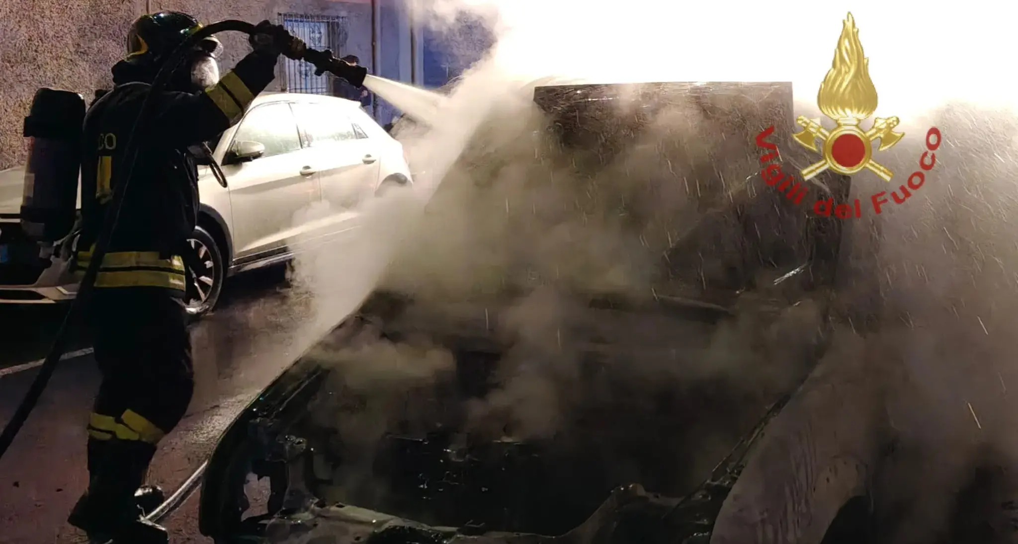 Tre incendi notturni a Cagliari: tre veicoli e una palazzina danneggiati