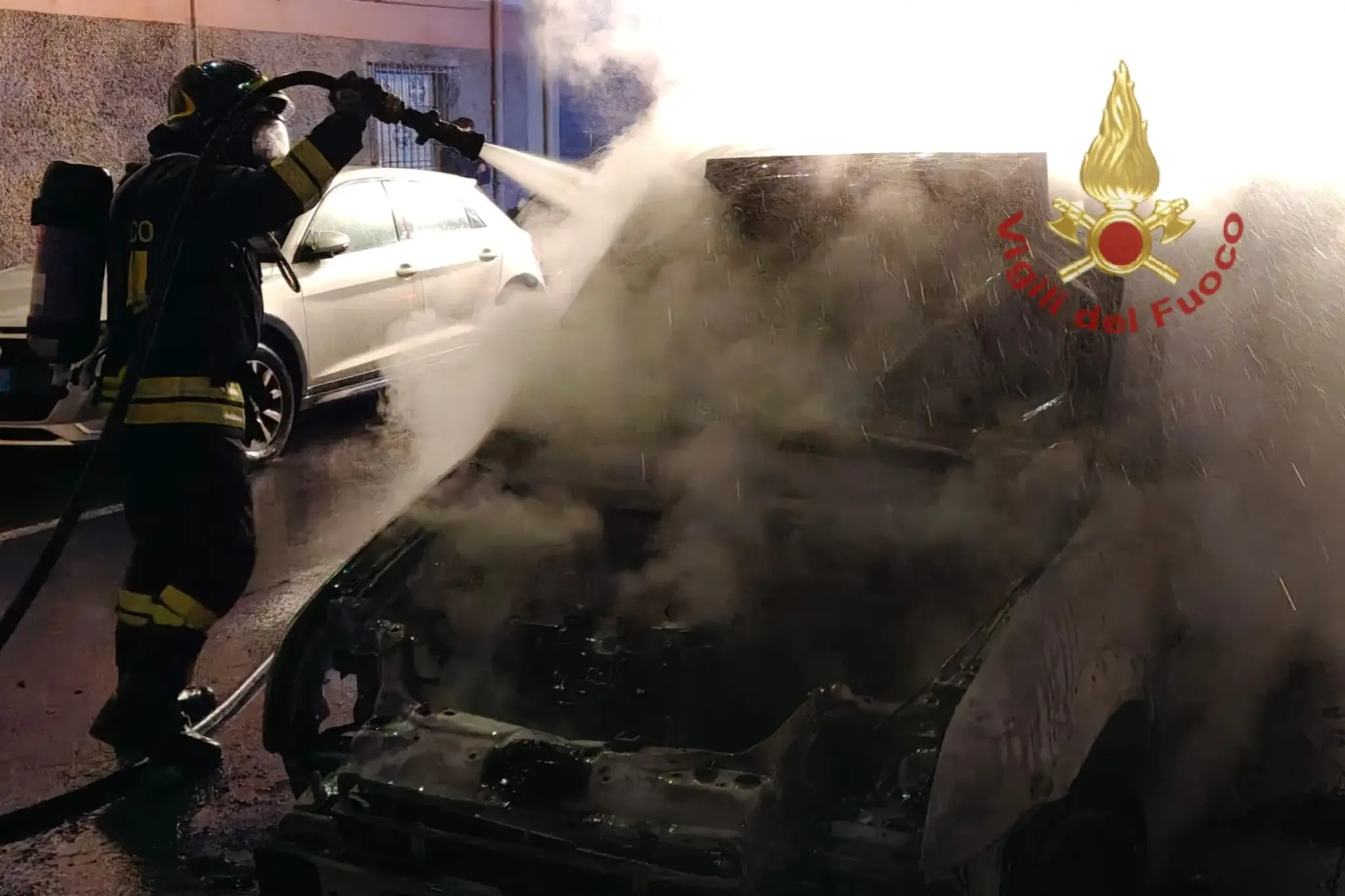 Tre incendi notturni a Cagliari: tre veicoli e una palazzina danneggiati