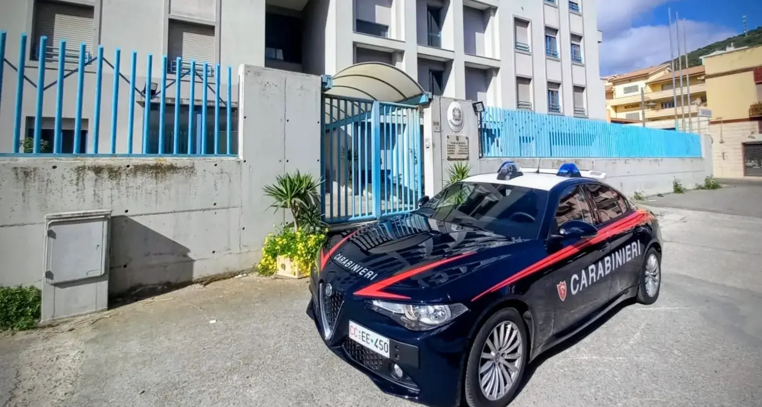 Iglesias. Palpeggia una minorenne e tenta di baciarla alla stazione ferroviaria