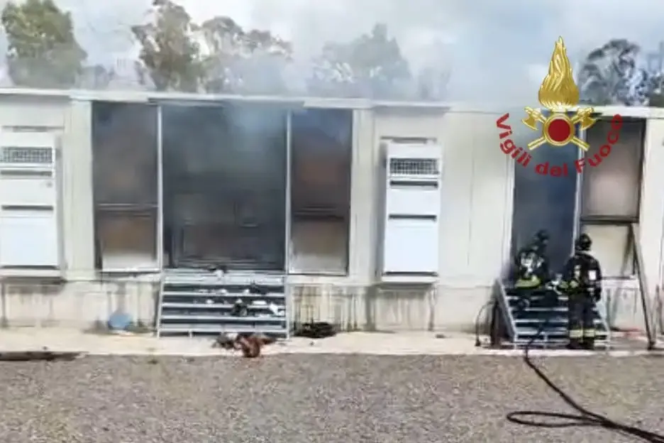 Incendio in una cabina elettrica a Macchiareddu: intervento dei Vigili del fuoco