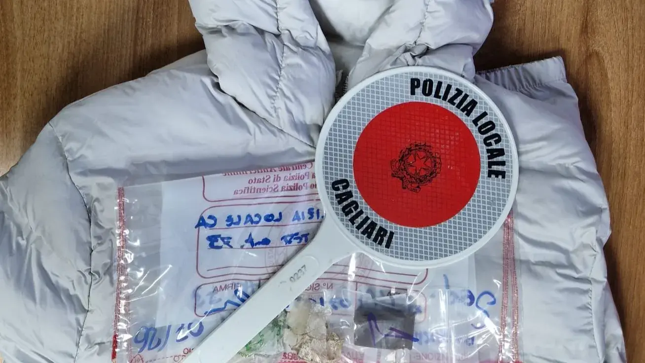 Seguito dagli agenti viene fermato con giubbotto rubato e hashish: denunciato a Cagliari