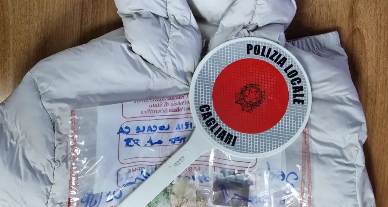 Seguito dagli agenti viene fermato con giubbotto rubato e hashish: denunciato a Cagliari