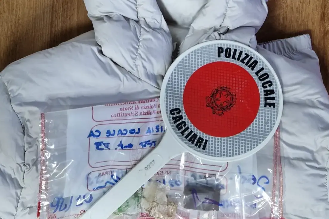 Seguito dagli agenti viene fermato con giubbotto rubato e hashish: denunciato a Cagliari