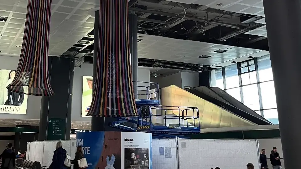 Rientrati in Italia 200 studenti bloccati a Dubai: l'emozione dei familiari a Malpensa