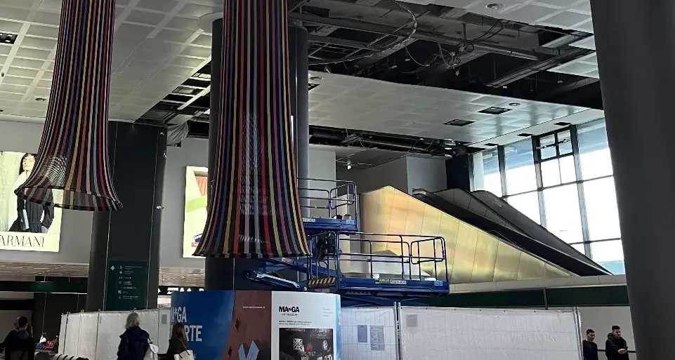 Rientrati in Italia 200 studenti bloccati a Dubai: l'emozione dei familiari a Malpensa