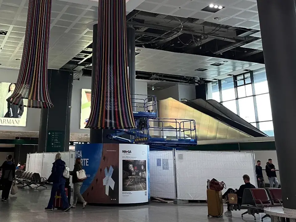 Rientrati in Italia 200 studenti bloccati a Dubai: l'emozione dei familiari a Malpensa