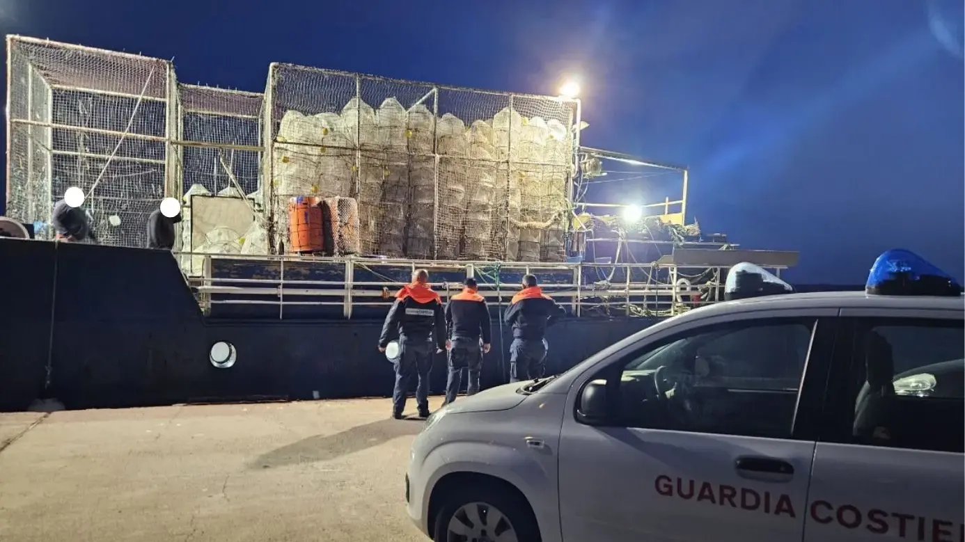 Pesca illegale a sud dell’Isola del Toro: sequestrati 220 kg di gambero gobbetto