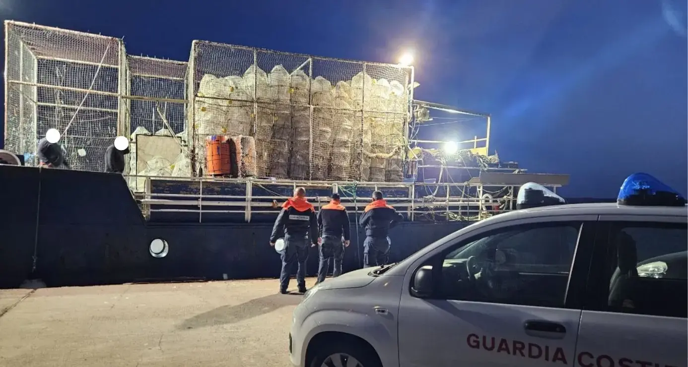 Pesca illegale a sud dell’Isola del Toro: sequestrati 220 kg di gambero gobbetto