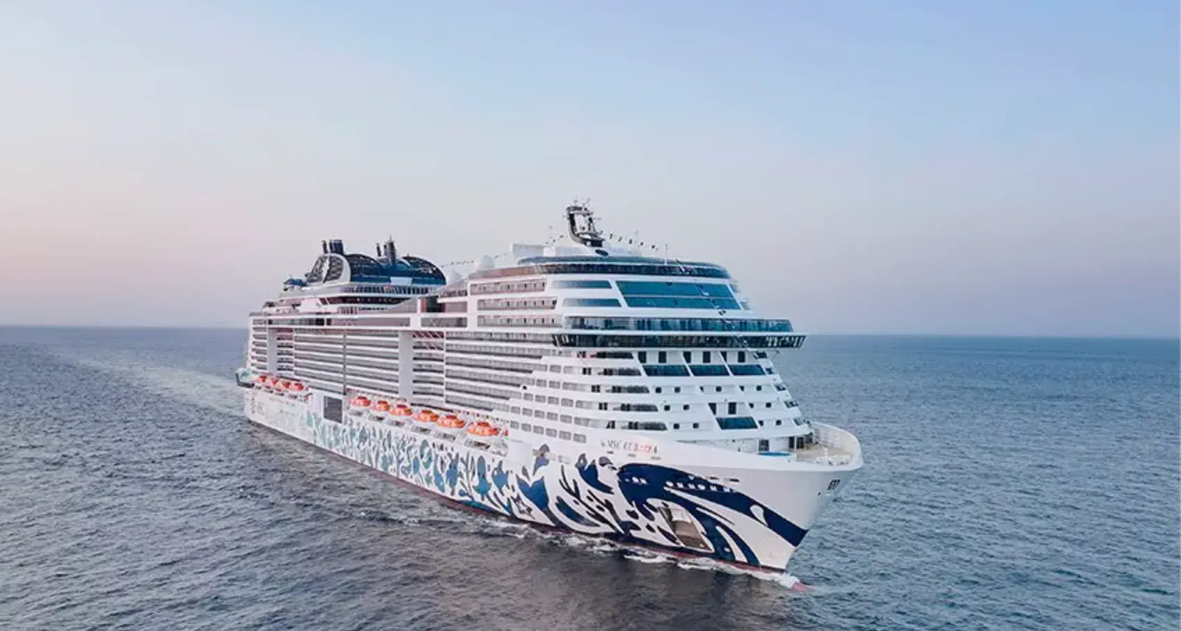 Quarta notte bloccati sulla nave a Dubai: tra i crocieristi Giovanni Melis: \"Difficile anche dormire\"