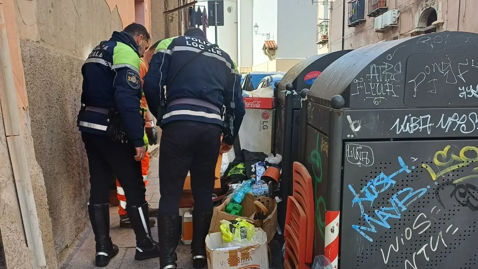 Cagliari. Beccato mentre scarica rifiuti in strada: era anche evasore della Tari