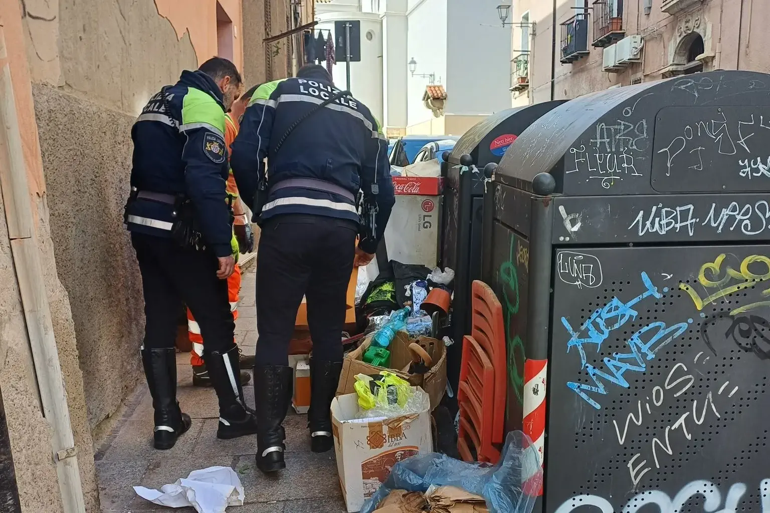 Cagliari. Beccato mentre scarica rifiuti in strada: era anche evasore della Tari