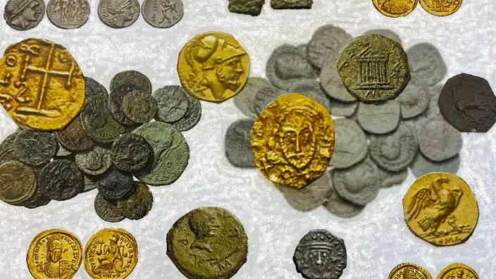 Smantellato traffico di monete antiche con giro d'affari illecito di 500 mila euro: 5 indagati