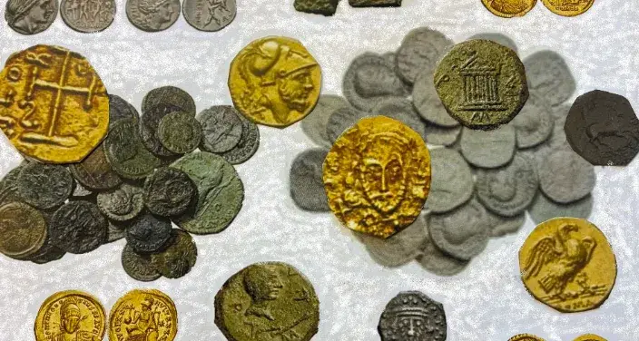Smantellato traffico di monete antiche con giro d'affari illecito di 500 mila euro: 5 indagati