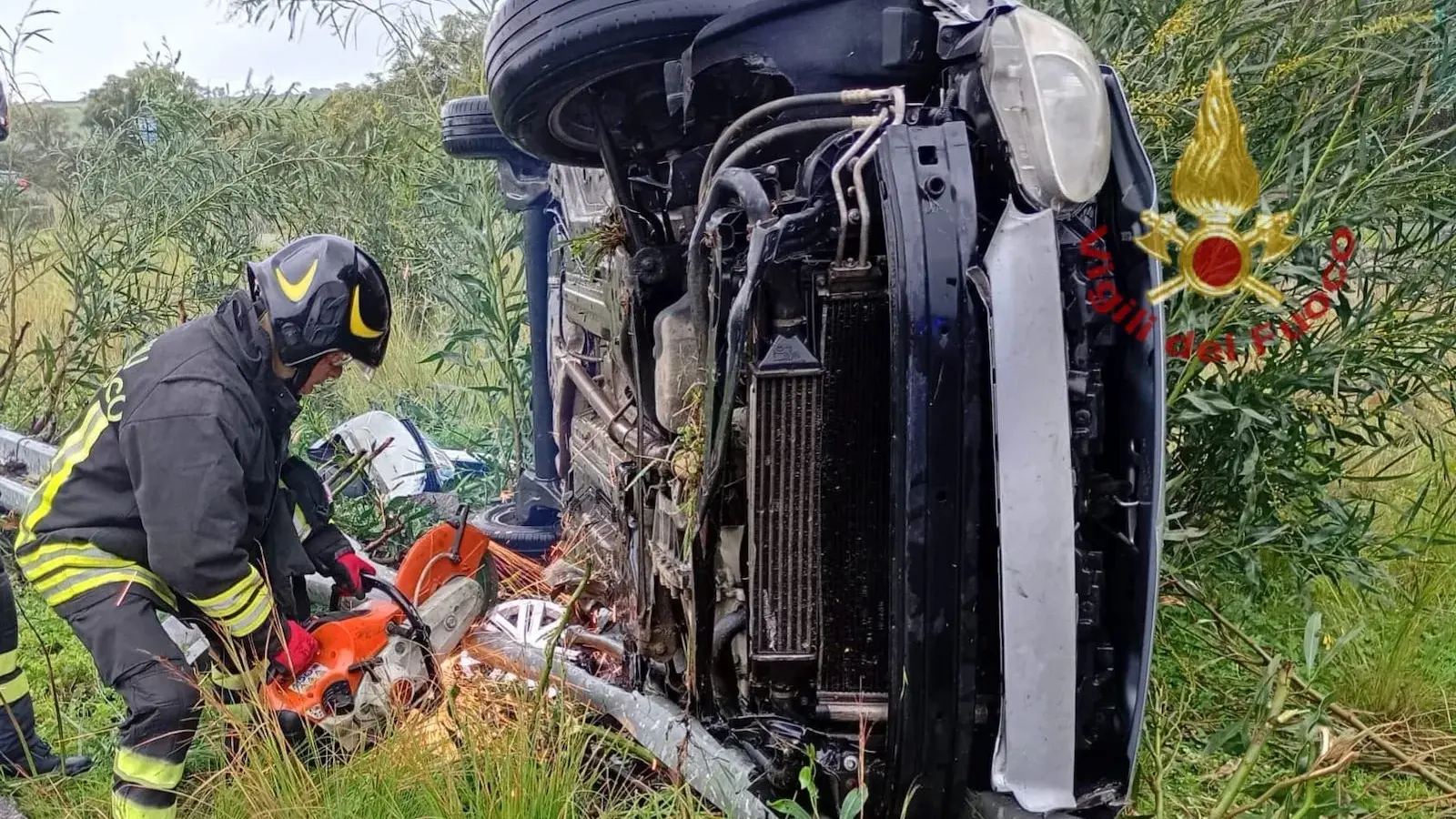 Auto si ribalta sulla Statale 195 a Sarroch: giovane soccorso dai Vigili del fuoco