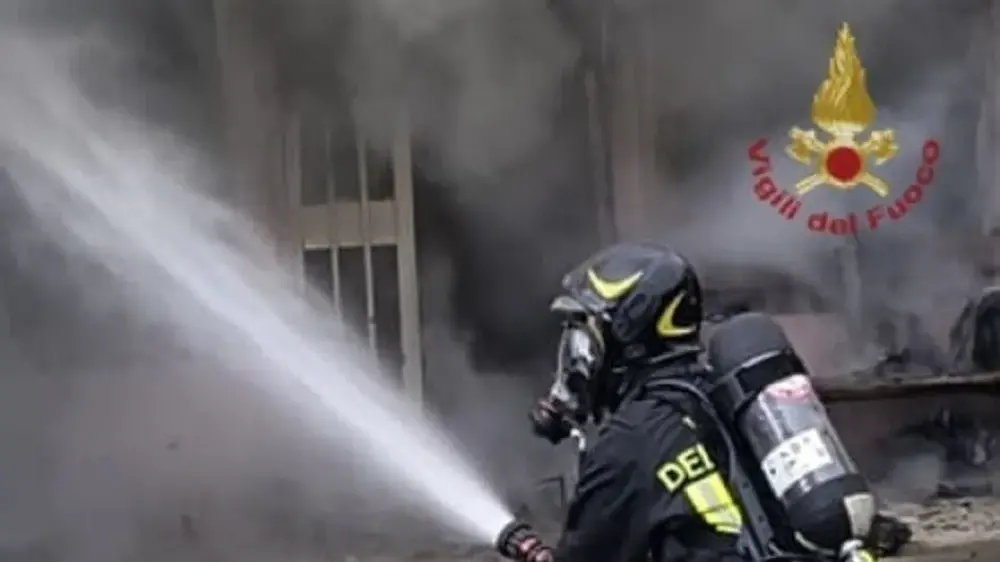 Incendio in una loggia a Flumini, evitati danni alla casa