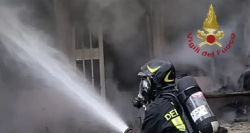 Incendio in una loggia a Flumini, evitati danni alla casa